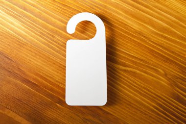 Beyaz Kapıda asılı