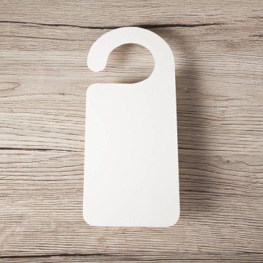 Beyaz Kapıda asılı