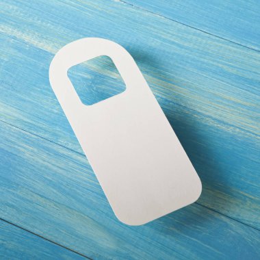 Beyaz Kapıda asılı