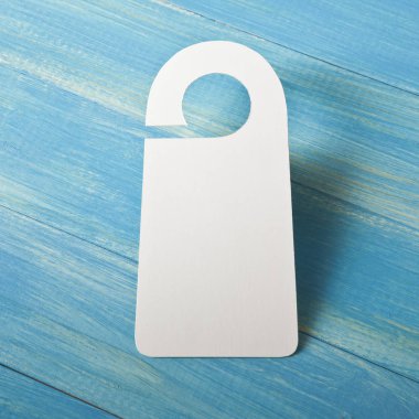 Beyaz Kapıda asılı