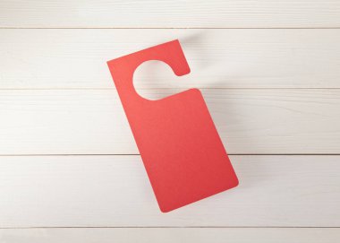 Kırmızı kapıda asılı