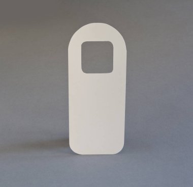 Beyaz Kapıda asılı