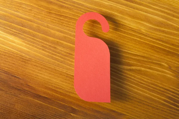 Kırmızı kapıda asılı