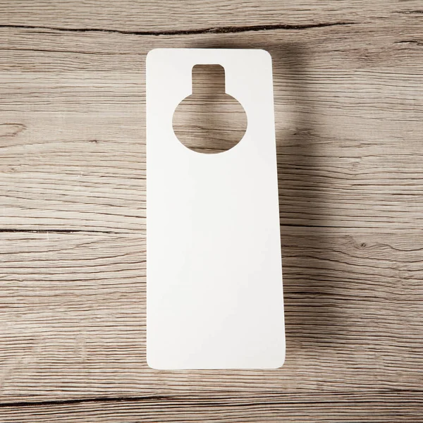 Beyaz Kapıda asılı