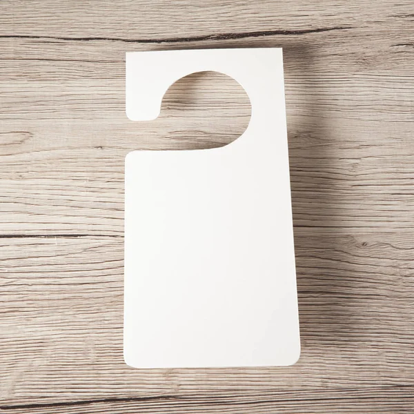 Beyaz Kapıda asılı