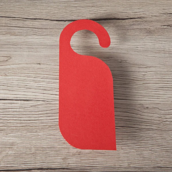 Kırmızı kapıda asılı