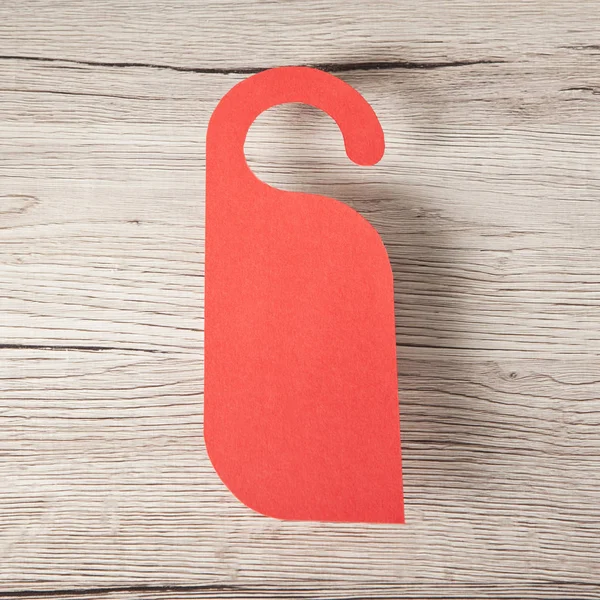 Kırmızı kapıda asılı