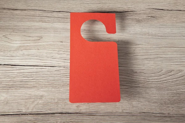 Kırmızı kapıda asılı