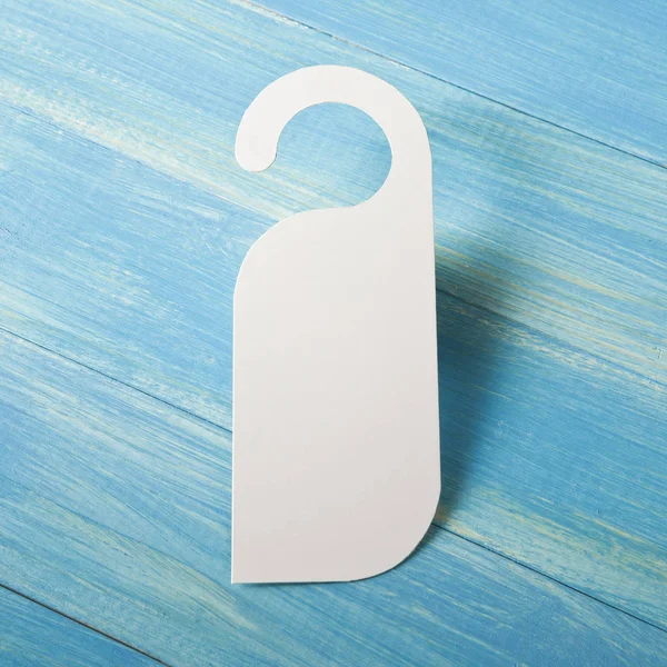 Beyaz Kapıda asılı