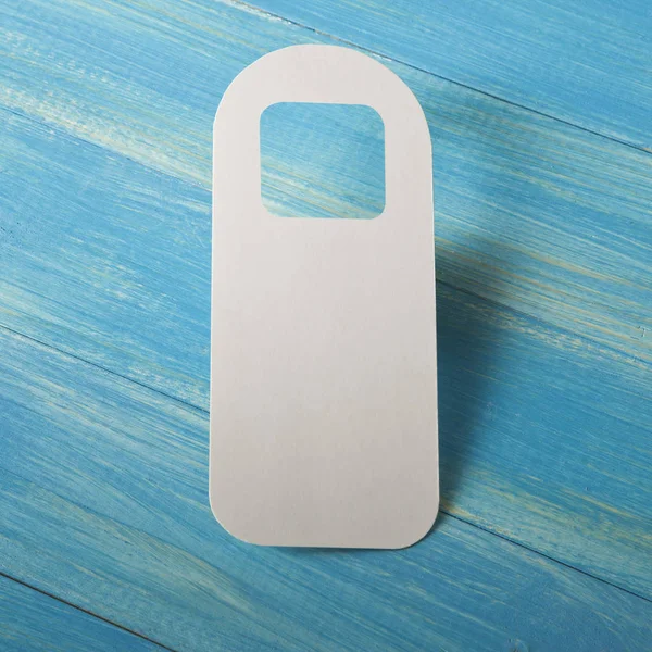 Beyaz Kapıda asılı