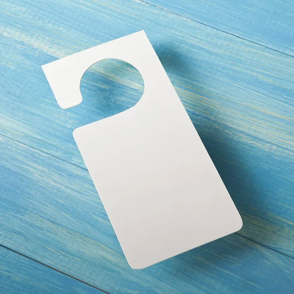 Beyaz Kapıda asılı