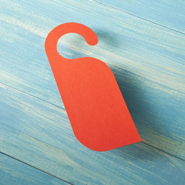 Kırmızı kapıda asılı