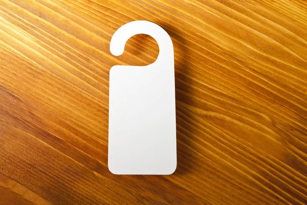 Beyaz Kapıda asılı