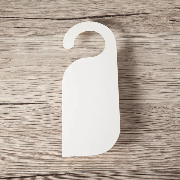 Beyaz Kapıda asılı