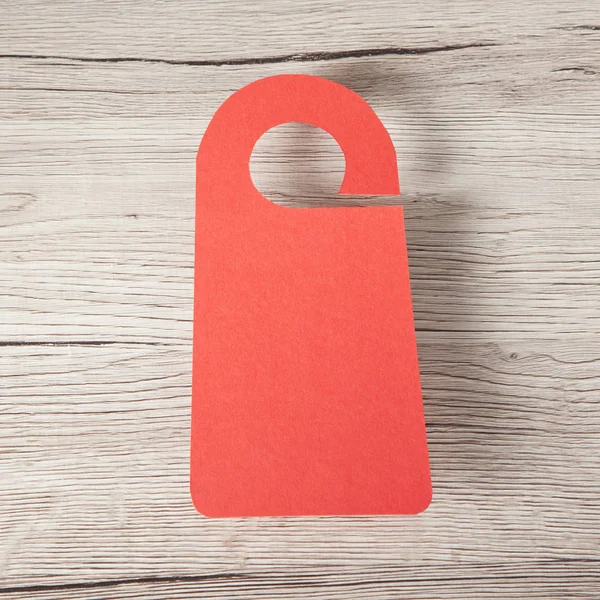 Kırmızı kapıda asılı