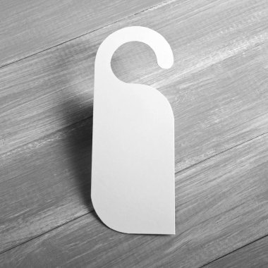 Beyaz Kapıda asılı