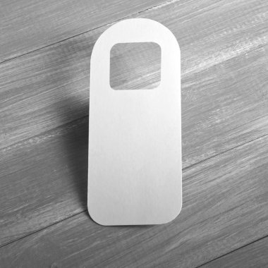 Beyaz Kapıda asılı