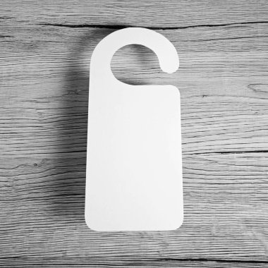 Beyaz Kapıda asılı