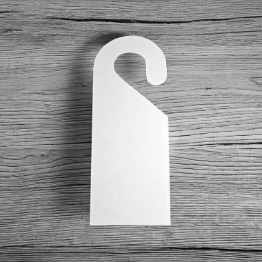 Beyaz Kapıda asılı