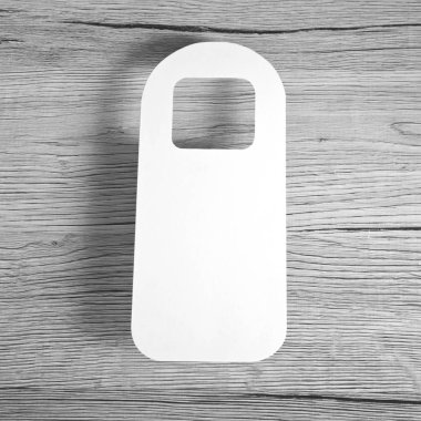 Beyaz Kapıda asılı