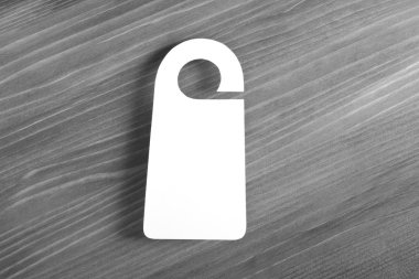 Beyaz Kapıda asılı