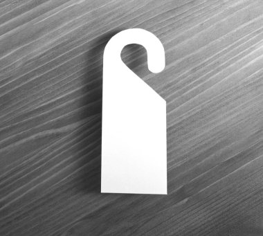 Beyaz Kapıda asılı