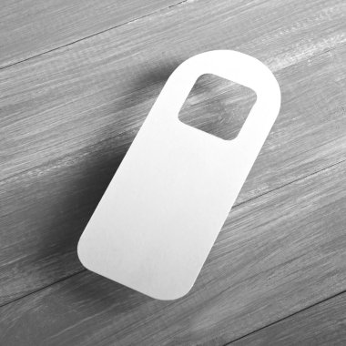 Beyaz Kapıda asılı