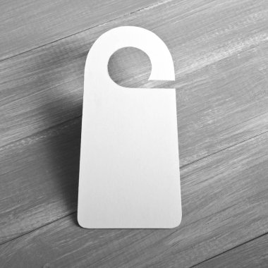 Beyaz Kapıda asılı