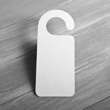 Beyaz Kapıda asılı