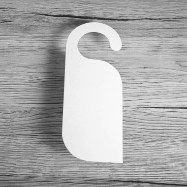 Beyaz Kapıda asılı