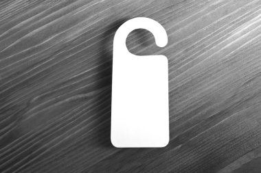 Beyaz Kapıda asılı