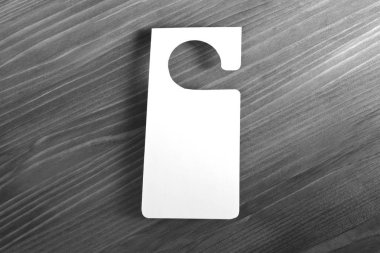 Beyaz Kapıda asılı