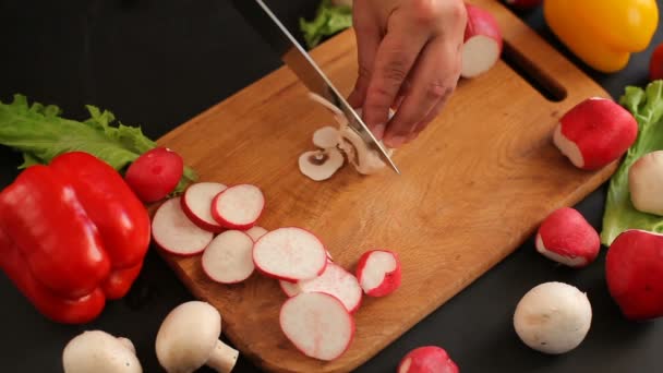 Mannelijke Handen Met Scherp Mes Hakken Verse Champignons Houten Bord — Stockvideo