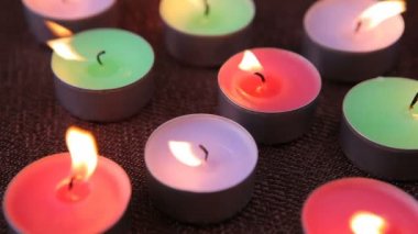 Mumlar yanan ve fades alev