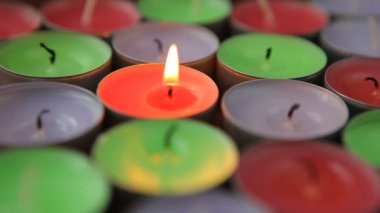 Yanan mum ve alev kaybolur