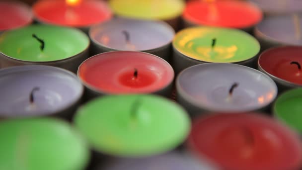 Hand Met Een Aansteker Licht Kleurrijke Kaarsen — Stockvideo
