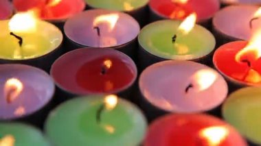 Birçok Dekoratif mumlar yanan