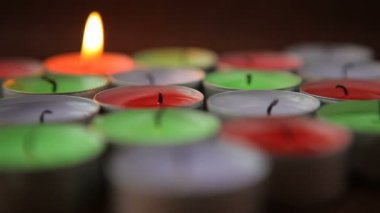 El bir çakmak ile renkli mum ışıkları