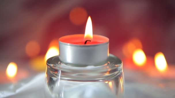 Brennende Dekorative Kerze Auf Glasleuchter Auf Verschwommenem Hintergrund — Stockvideo