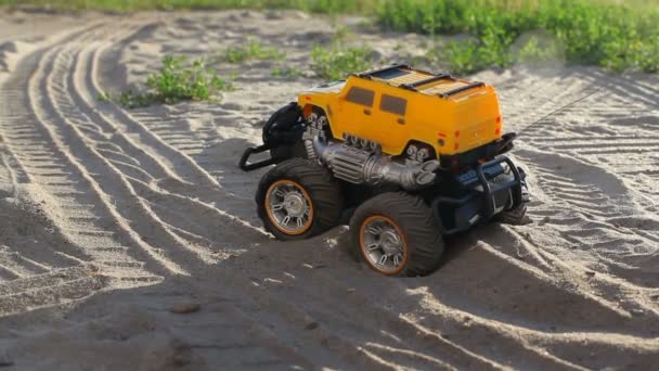 Radio Controlled Car Stuck Pit Beach Blowing Sand — Stock Video