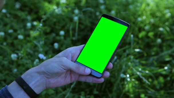 Uomo Possesso Uno Smartphone Con Schermo Verde — Video Stock