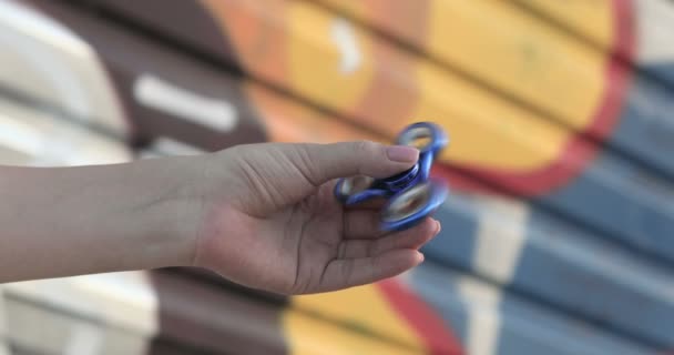 Bir Kadın Bir Spinner Grafiti Bir Arka Plan Üzerinde Iplik — Stok video