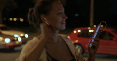 Dinlerken cep telefonu müzik ve dans gece şehrin sokakta kadın