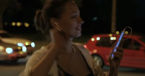 Žena Poslechu Hudby Mobil Tanec Ulici Města Noci — Stock video