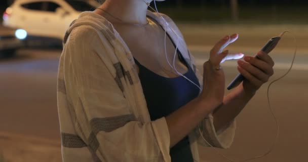 Manos Una Mujer Usando Teléfono Celular Por Noche Ciudad — Vídeo de stock