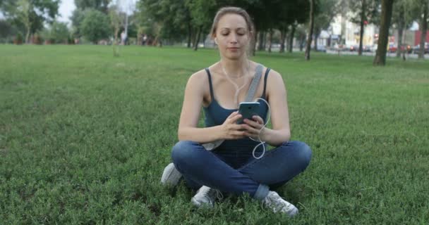 Женщина Слушает Музыку Мобильному Телефону Парке — стоковое видео