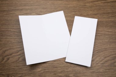 Tasarımınızı değiştirmek için ahşap arka plan üzerinde boş kitapçık.