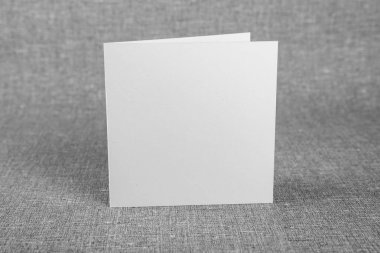 Gri arka plan üzerinde beyaz kitapçık mockup.