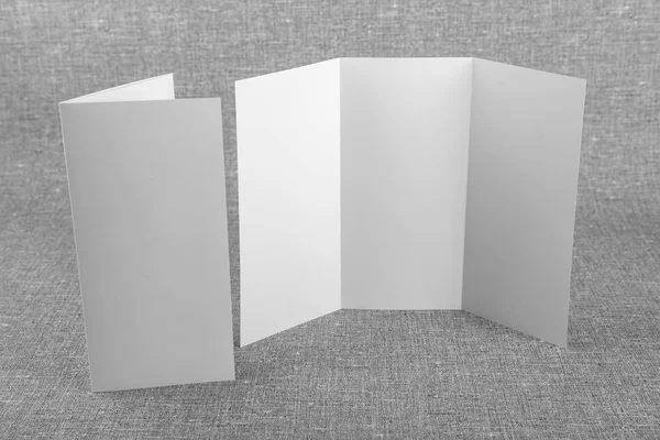 Attrappe des weißen Booklets auf grauem Hintergrund. — Stockfoto