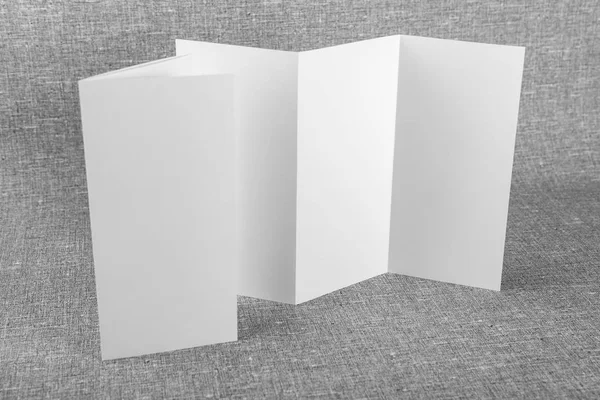 Mockup di libretto bianco su sfondo grigio . — Foto Stock